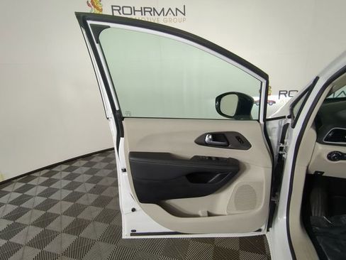 Used 2024 Chrysler Pacifica Touring-L FWD image 18