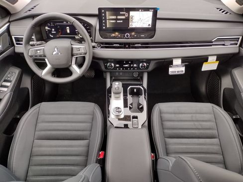 New 2026 Mitsubishi Outlander SE image 2