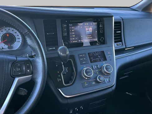Certified 2017 Toyota Sienna SE Premium FWD image 6