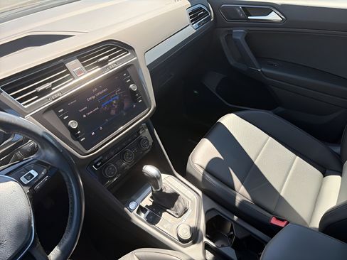 Used 2018 Volkswagen Tiguan SE w/ Panoramic Sunroof Package AWD/4WD image 16