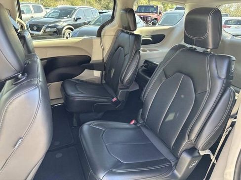Used 2024 Chrysler Pacifica Touring-L image 13