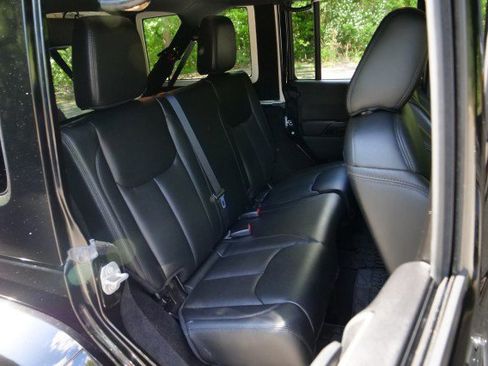 Used 2015 Jeep Wrangler Unlimited Sahara image 28