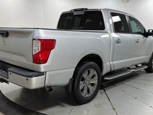 Used 2018 Nissan Titan SV w/ SV Convenience Package image 5