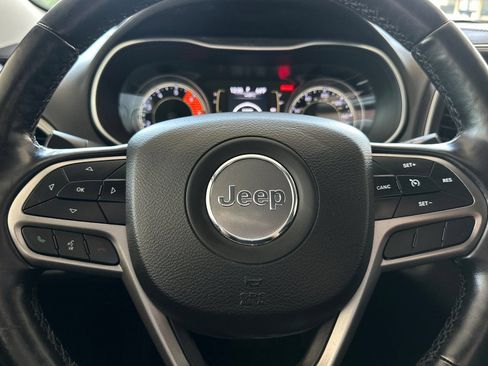 Used 2020 Jeep Cherokee Latitude Plus w/ Comfort/Convenience Group AWD/4WD image 22