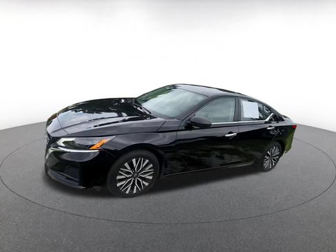 Used 2025 Nissan Altima 2.5 SV FWD image 8