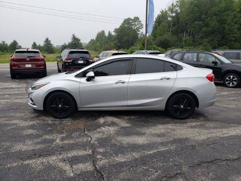 Used 2017 Chevrolet Cruze LT w/ Convenience Package FWD image 4