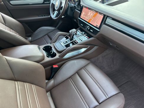 Used 2021 Porsche Cayenne Turbo S image 16