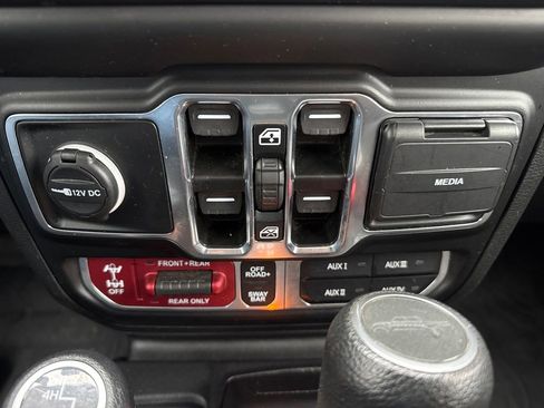 Used 2023 Jeep Gladiator Rubicon w/ Cold Weather Group image 22