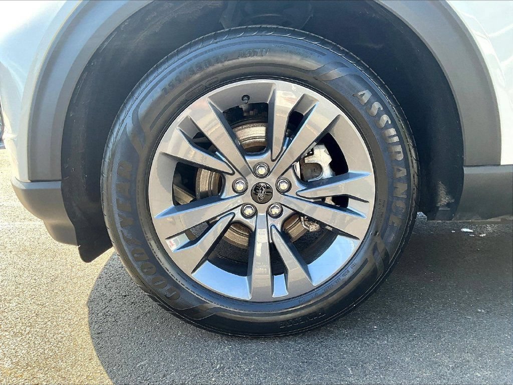 Used 2023 Ford Explorer XLT w/ Equipment Group 202A AWD/4WD image 37