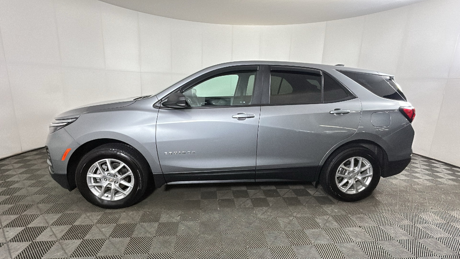 Used 2024 Chevrolet Equinox LS w/ LS Convenience Package AWD/4WD image 7