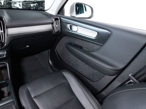 Certified 2025 Volvo XC40 B5 Plus image 6