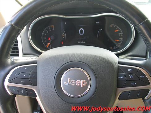 Used 2019 Jeep Grand Cherokee Laredo AWD/4WD image 12