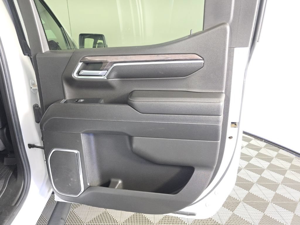 Used 2023 Chevrolet Silverado 1500 LTZ w/ LTZ Convenience Package II AWD/4WD image 32