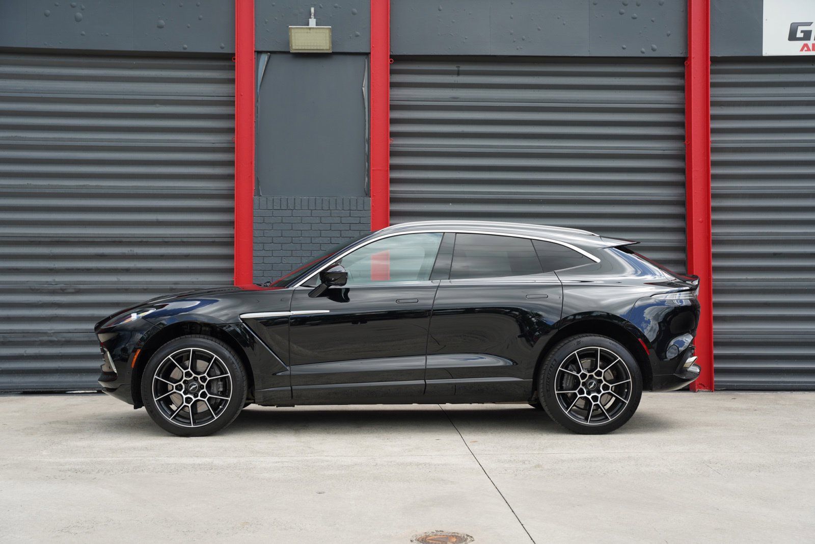 Used 2021 Aston Martin DBX AWD/4WD image 4