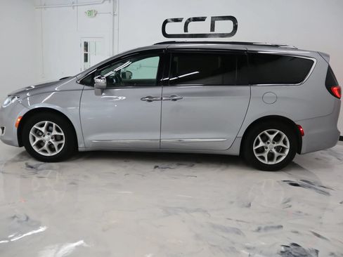 Used 2019 Chrysler Pacifica Limited FWD image 4