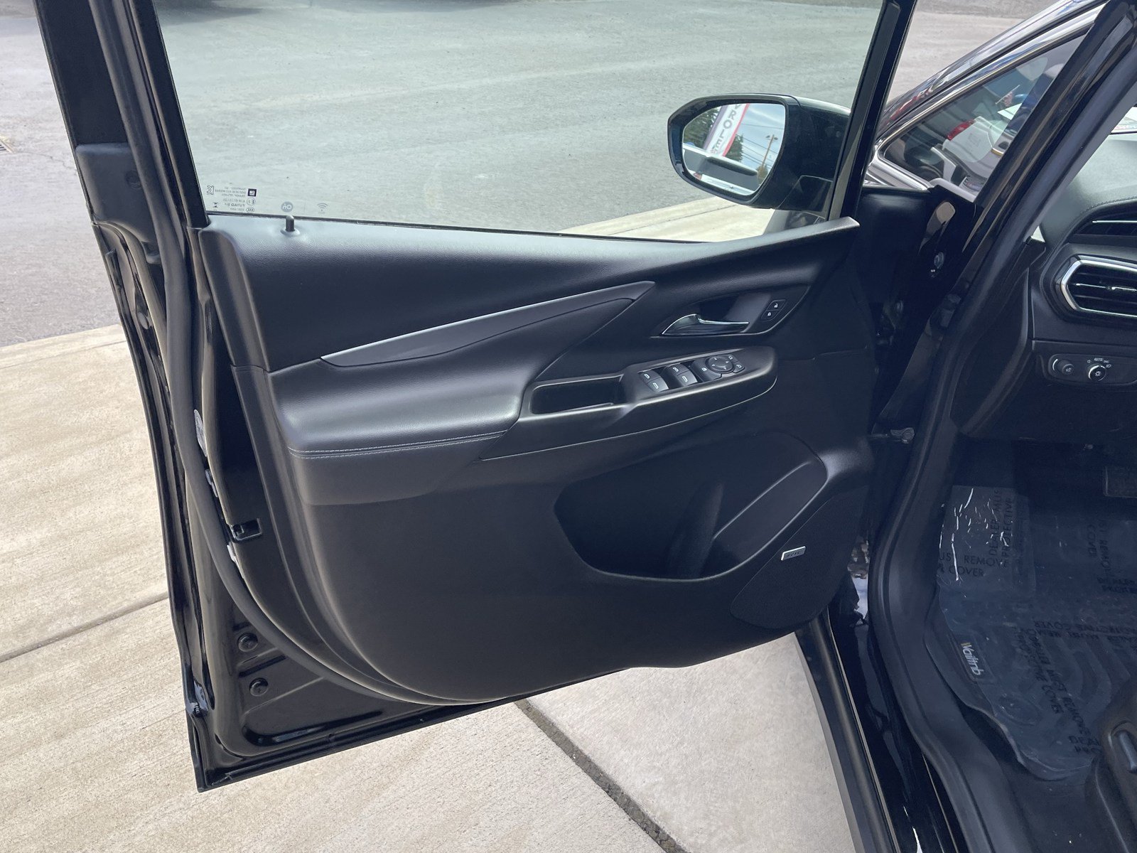 Used 2023 Chevrolet Bolt LT w/ Infotainment Package FWD image 16
