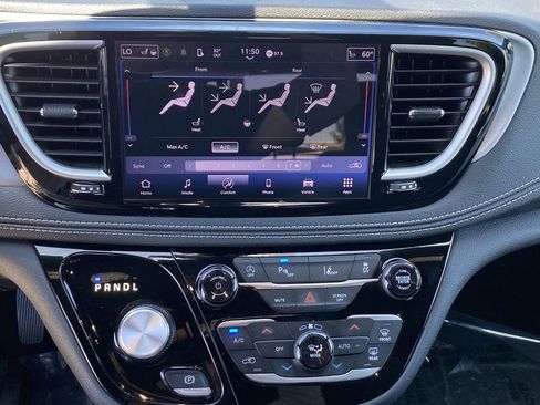 Used 2024 Chrysler Pacifica Touring FWD image 28