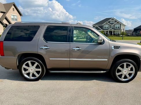Used 2014 Cadillac Escalade Luxury AWD/4WD image 4