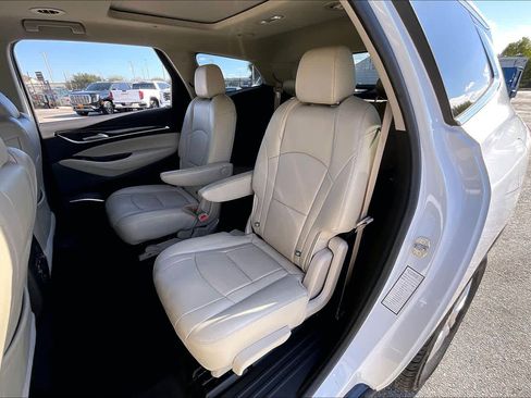 Used 2019 Buick Enclave Essence image 19