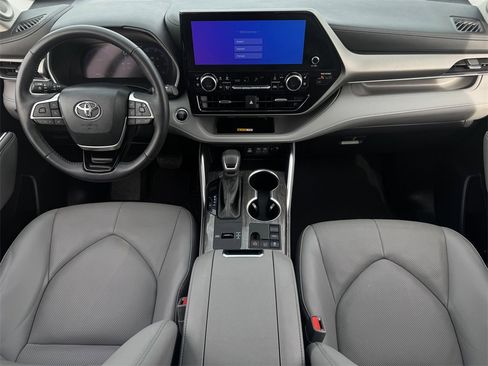 Used 2024 Toyota Highlander Limited image 11