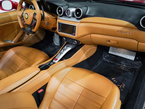Used 2015 Ferrari California T RWD image 17