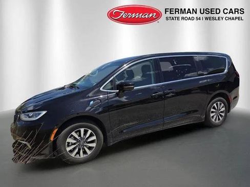 Certified 2024 Chrysler Pacifica Limited FWD image 1