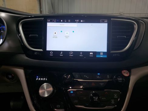 Used 2024 Chrysler Pacifica Touring-L FWD image 19