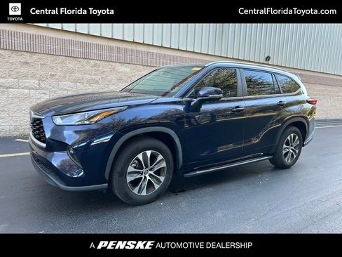 Certified 2023 Toyota Highlander XLE image 1