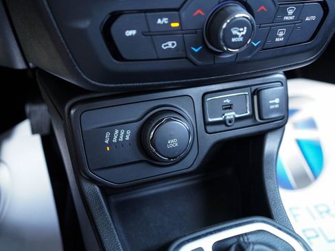 Used 2021 Jeep Renegade Latitude AWD/4WD image 22