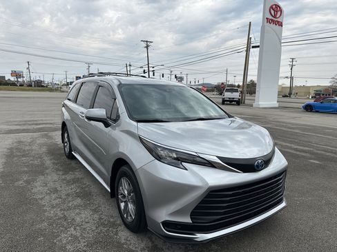 Used 2025 Toyota Sienna LE image 3