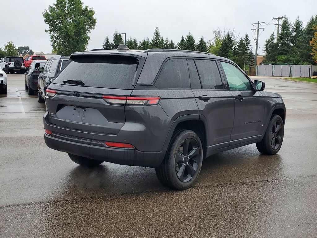 Used 2023 Jeep Grand Cherokee Altitude AWD/4WD image 4