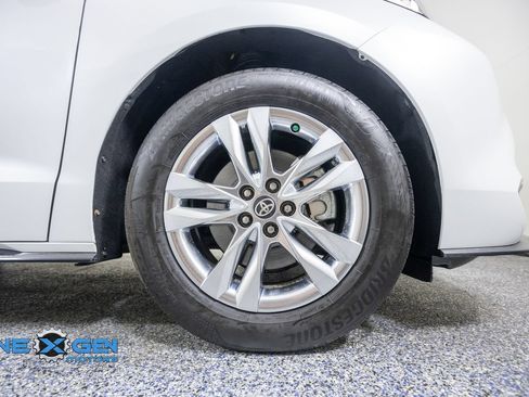 Used 2024 Toyota Sienna Limited AWD/4WD image 43