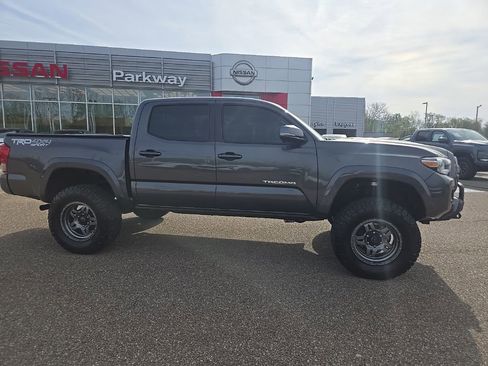Used 2017 Toyota Tacoma TRD Sport w/ Tow Package (A/T) image 8