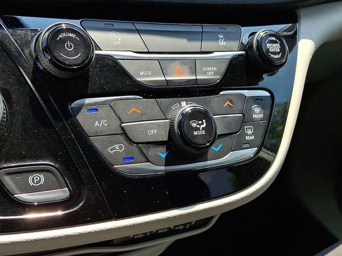 Used 2022 Chrysler Voyager LX FWD image 18