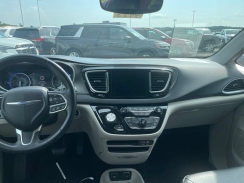 Used 2020 Chrysler Pacifica Touring-L w/ Tire & Wheel Group FWD image 9