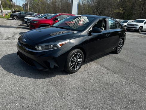 Used 2022 Kia Forte LXS FWD image 2