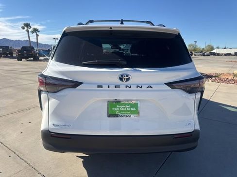 Used 2025 Toyota Sienna LE w/ LE Plus Package image 4