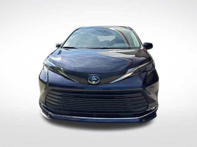 Used 2024 Toyota Sienna XLE FWD image 2