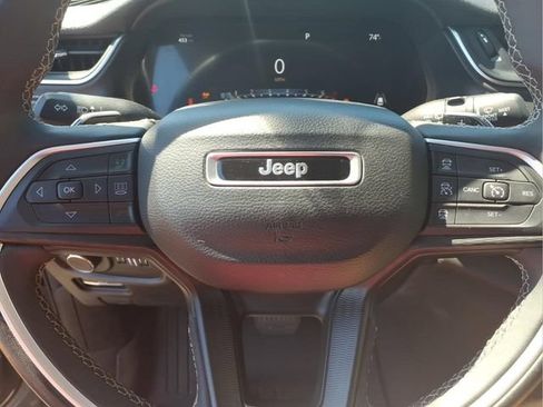 Used 2023 Jeep Grand Cherokee Laredo AWD/4WD image 14