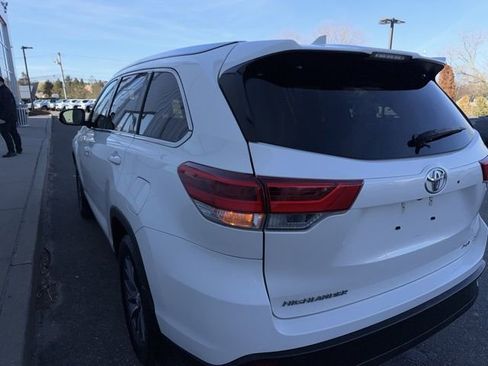 Used 2019 Toyota Highlander XLE image 5