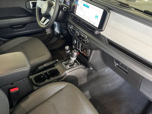 Used 2025 Jeep Wrangler Unlimited Sahara AWD/4WD image 16