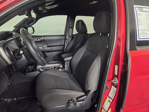 Used 2018 Toyota Tacoma TRD Off-Road AWD/4WD image 9