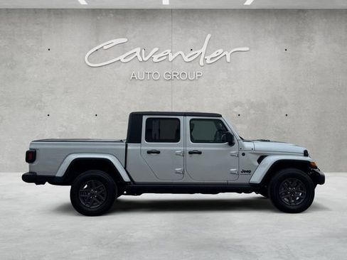 Used 2024 Jeep Gladiator Sport image 17