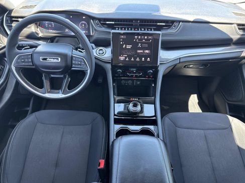 Used 2023 Jeep Grand Cherokee L Laredo RWD image 9