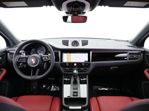 Used 2025 Porsche Macan image 41
