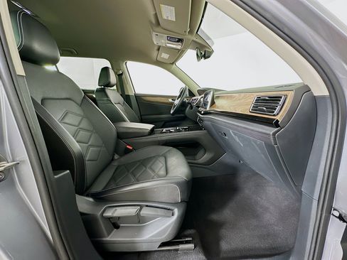 Used 2025 Volkswagen Atlas SE image 32