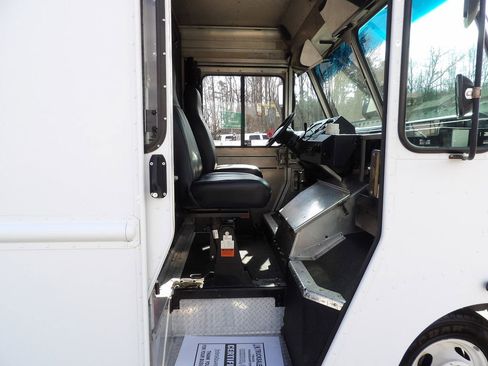 Used 2014 Ford E-350 and Econoline 350 Super Duty w/ A/C Prep Package image 21