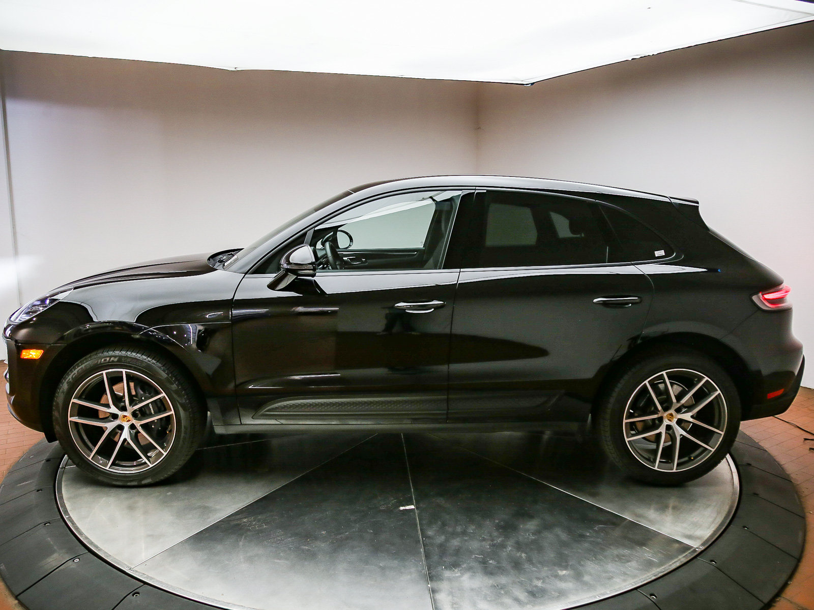 Certified 2026 Porsche Macan AWD/4WD image 2