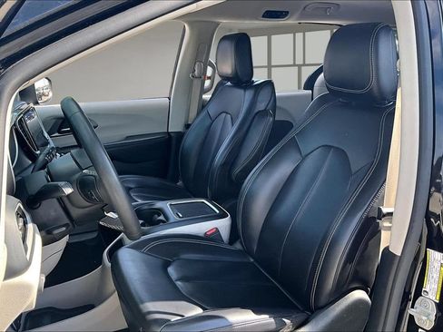 Used 2023 Chrysler Pacifica Touring-L FWD image 20