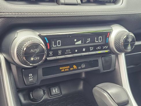 Used 2019 Toyota RAV4 XLE w/ Carpet Mat Package AWD/4WD image 29